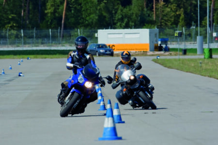 Spezielle Kurse wie das ADAC Schräglagentraining helfen Motorradfahrern, Extremsituationen zu meistern. Gutscheine für derartige Kurse sind das ideale Geschenk zur bestandenen Führerscheinprüfung. Foto: jochen-schweizer.de