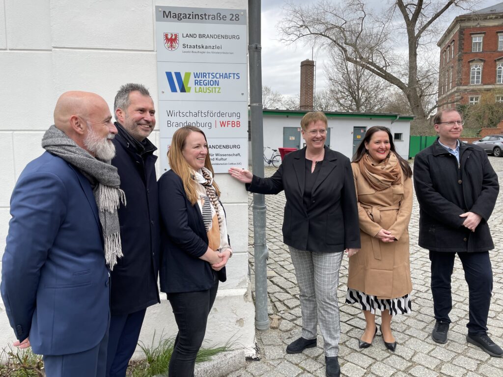 Am 30. März eröffneten Wissenschaftsministerin Manja Schüle und Projekt-Koordinatorin Dr. Ulrike Gutheil ein Standort-Büro für die künftige Medizinerausbildung im Innovationszentrum Universitätsmedizin Cottbus (IUC). Foto: Stadt Cottbus