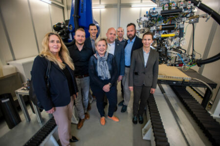 Heike Gensing (Geschäftsführerin Centrum für Innovation und Technologie GmbH), Felix Kuke (Leiter der Fraunhofer Projektgruppe ZenaLeb), Florian Müller (Stadt Forst - Strukturentwicklung/Projektmanagement), Simone Taubenek (Bürgermeisterin Stadt Forst), Matthias Senftleben (Geschäftsführer Forster System-Montage-Technik GmbH), Sebastian Fritzsche (Clustermanager SpreeTec neXt/BTU), Prof. Dr.-Ing. Holger Seidlit (Leiter des Fachbereiches Polymerbasierten Leichtbau an der BTU/ Leiter des Forschungsbereichs „Polymermaterialien und Composite PYCO“ des Fraunhofer-Instituts für Angewandte Polymerforschung IAP) und Prof. Dr. p.h. habil. Gesine Grande (Präsidentin BTU)