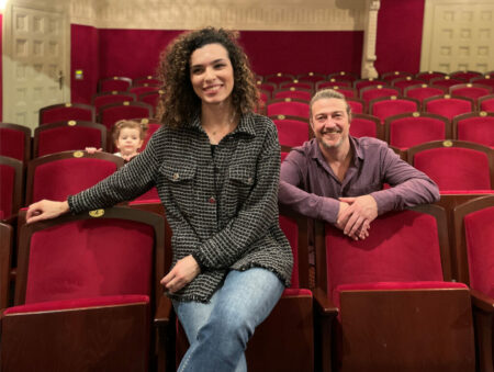 Inma López Marín und István Farkas mit Tochter Alma im Saal des Großen Hauses. 