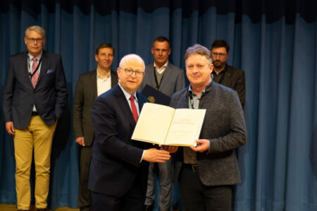 Am 28. März 2023 nahm der Vorsitzende des Kreistages von Spree-Neiße, Dr. Torsten Schüler, die Zuwendungsurkunde für den Landkreis von Staatssekretär Michael Theurer entgegen. 
