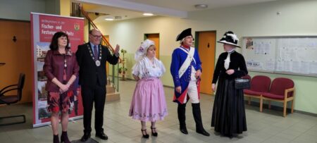 Amtsdirektorin Elvira Hölzner (l.), Jörg Krakow, Bürgermeister der Stadt Peitz (2.v.l.) sowie traditionelle und historische Persönlichkeiten luden am 31. März zum Jahresempfang in die Mehrzweckhalle der Mosaik-Grundschule in Peitz ein. 