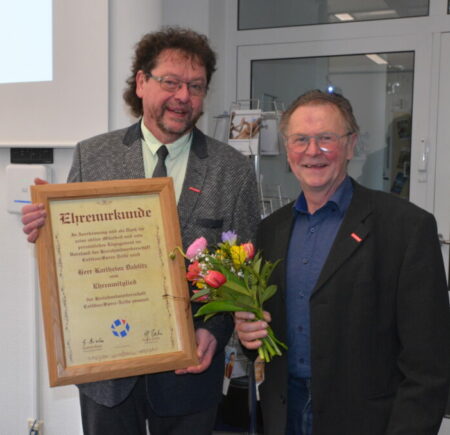 Die Ehrenmitgliedschaft in der Kreishandwerkerschaft wurde Klempner- und Installateurmeister Karlheinz Dahlitz (r.) für sein persönliches Engagement verliehen. Über 26 Jahre war er ehrenamtlich im Vorstand aktiv.