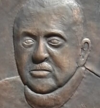 Ernst Sauers Porträt in Bronze an einem Senftenberger E.-Sauer-Platz