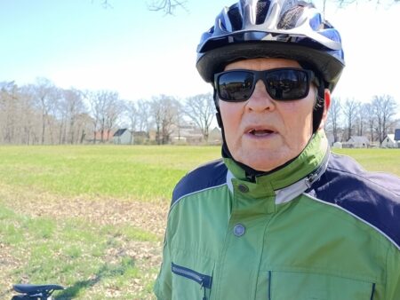 In der Gemarkung von Siewisch angekommen: Hans Krey (84) gehört zu den Kolkwitzern, die seit dem Auftakt 2004 immer dabei waren bei den Radtouren - es sei denn, der Termin überschnitt sich mal mit dem Veteranentanz in Cottbus... 