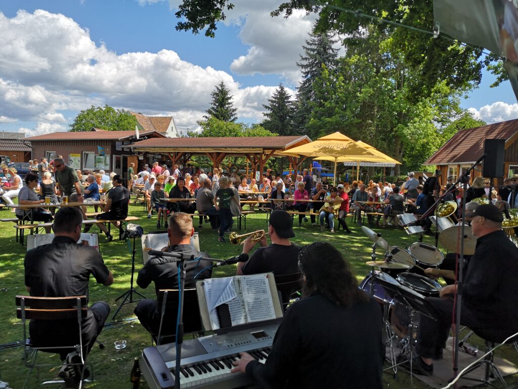 Köstliches aus dem Holzbackofen: Am 1. Mai 2023 ab 11 Uhr verspricht das Bootshaus Leineweber in Burg Gaumenfreuden . Neben frisch gebackenem Brot und Haxe gibt’s auch Blechkuchen.