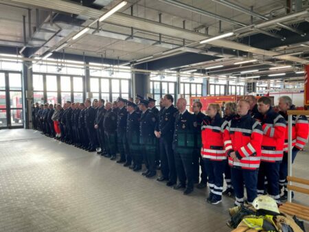 Mehr als 100 Frauen und Männer der Cottbuser Feuerwehren und des Rettungsdienstes sind am Dienstagabend mit der Waldbrandmedaille des Landes Brandenburg geehrt worden.