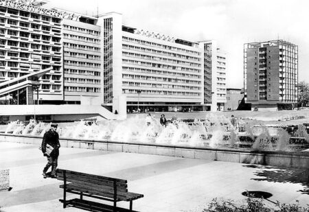 1974 der lange Brunnen mit zwei Fontänenreihen.