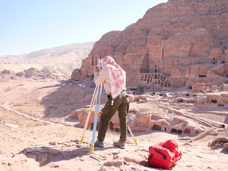 Architekturstudent beim Vermessen der legendären Stadt Petra. Foto: BTU, Alexandra Druzynski v. Boetticher