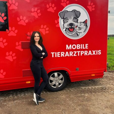 Seit April 2023 ist Anika Daubitz mit ihrer mobilen Tierarztpraxis in Cottbus und Umgebung unterwegs und kommt direkt zu ihren felligen Patienten nach Hause. Ihr Ziel: sie möchte den Tieren eine möglichst entspannte und Angstfreie Behandlung ermöglichen. 