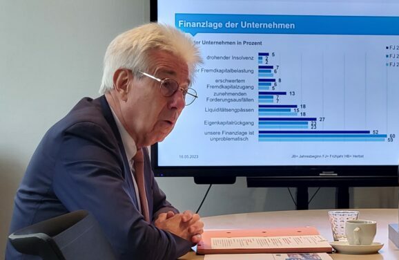 Am Dienstag, 16. Mai 2023, stellte IHK-Hauptgeschäftsführer Dr. Wolfgang Krüger die aktuellen Umfrageergebnisse zur Konjunktur vor.