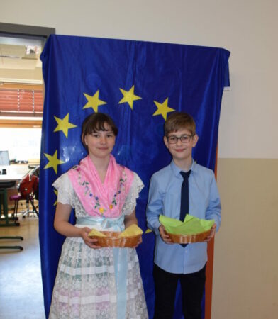 Jonas und Zoey präsentierten sich in sorbischer Tracht zum Europatag in der Wilhelm-Nevoigt-Grundschule