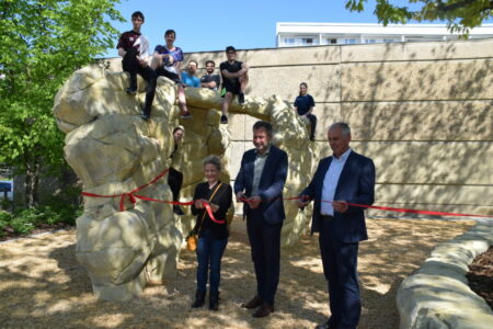 Am 12. Mai 2023 weihten Frau Dieß vom Landesamt für Bauen und Verkehr, Oberbürgermeister Tobias Schick und Schulleiter Ralph Schiffmann den neuen Kletterfelsen ein, der sogleich von Schülern der Fontane-Gesamtschule ausprobiert wurde.