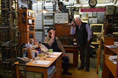 Frank Lohmeier (l.) und Günter Rehs (r.). präsentieren die alte Telefontechnik im Fernmeldemuseum in Cottbus-Schmellwitz. Besucher sind hier immer mittwochs von 11 bis 14 Uhr herzlich willkommen. 