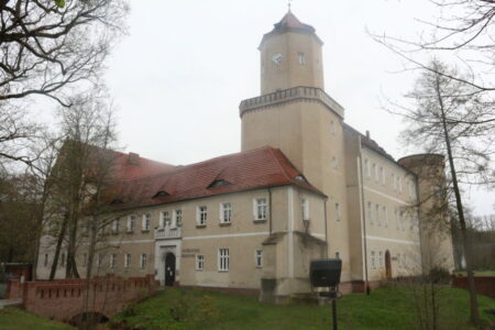 Das Spremberger Schloss in diesem Frühjahr. Ehe sich die Bäume mit frischem Grün schmücken, ist das stattliche Bauwerk in all seinen Teilen in voller Schönheit zu bewundern. Heute befindet sich in dem Gebäude unter anderem das Heidemuseum mit kostbarem Bestand.