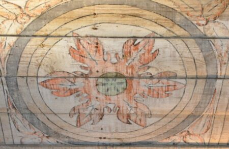 Die Malereien auf der Renaissance-Holzbalkendecke (östl. Deckenbereich) werden in das zweite Drittel des 16. Jahrhunderts datiert und sind in unserer Region einzigartig. Dank der Sparkassen-Unterstützung erfolgte die Freilegung der Decke sowie die Konservierung und Teilergänzung der Renaissancedecke mit Kassettenbemalung