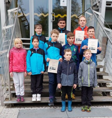 Die Sportler des Lausitzer Seesportteams (v.l.n.r.): hinten Tom Schönrath, Sebastian Gerke und Sarah Kremer, mitte Marie Schulz, Lucy Hunsicker, Till Kremer, Vincent Starick und Luke Hunsicker, vorne Leon Pischinger und Kurt Kremer