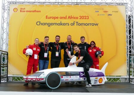 Das Team Lausitz Dynamics mit seinem Energiesparmobil "Shark LaDy" beim Shell Eco-marathon Europe and Afrika.