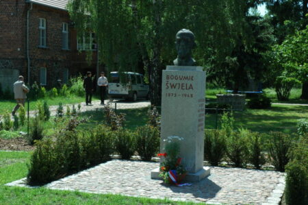 In Dissen erinnert gegenüber der evangelischen Kirche dieses Denkmal an den langjährigen Pfarrer.