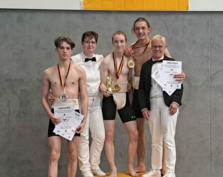 Bei den U18 der Deutschen Meisterschaften im Sumo konnte sich Mika Staar über Silber freuen. Goldmedaillen gingen an Oskar Becker und Adrian Grau. Oskar holte sich sogar den Deutschen Meistertitel in der Kategorie Open der AK U18.