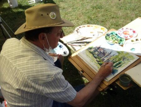 Beim Kunstgartenfest kann man den Kunstschaffenden über die Schultern schauen Im Bild malt Hans Müller von den Peitzer Landmalern ein Aquarell.