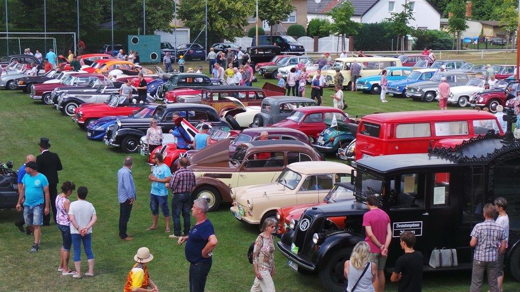 Ein besonderes Highlight sind die Oldtimer, die gegen 14.30 Uhr eintreffen. Um 16 Uhr werden das „Schönstes Auto“, das „Schönstes Motorrad“ und die „Schönste Kleidung gekürt.