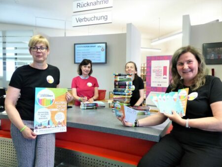 Die Bibliotheksmitarbeiterinnen (v.l.) Jördis Klose, Kerstin Mattner, Stefanie Meichle und Sabine Marcieniec können den Start des „Brandenburger Lesesommers“ selbst kaum erwarten.