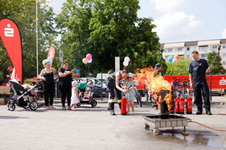 Kleine Feuerwehrfans konnten beim KNAX-Feuerwehrfest selbst Feuerwehrmann oder Feuerwehrfrau sein und sogar einen kleinen Brand löschen.