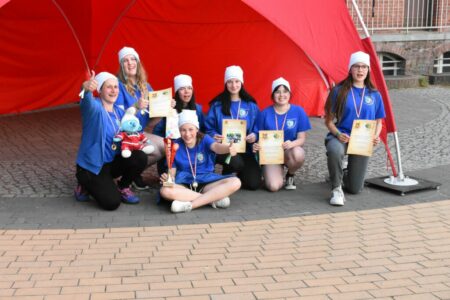 Jugendrotkreuz Cottbus holt in der Altersklasse 13 - 16 Jahre den ersten Platz (v.l.n.r. Gruppenleiterin Franziska Burkow, Charlotte B., Leonie A., davor Julia B., Lena H., Lena M. und Sophie M.).