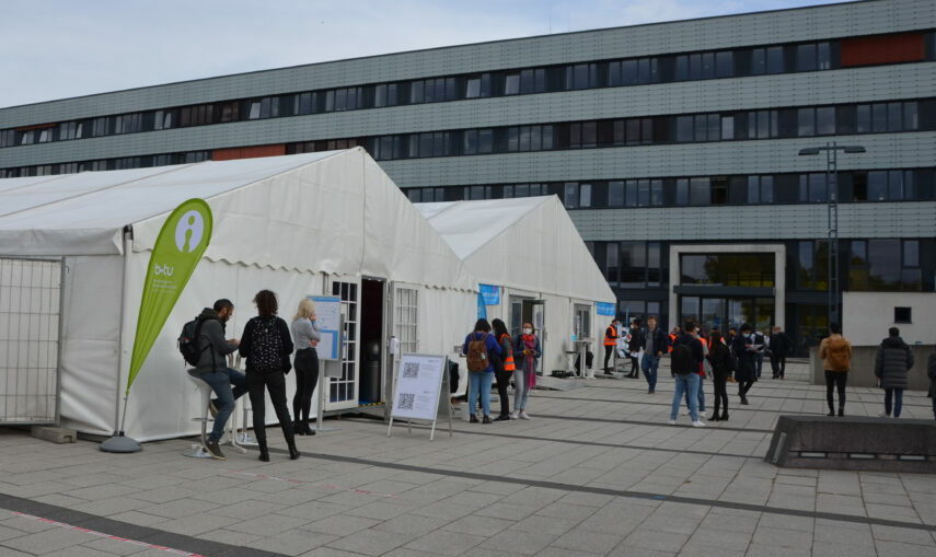 Am Dienstag, 6. Juni 2023, findet von 10 bis 16 Uhr die BTU Recruitingmesse „campus-X-change“ auf dem Forum am Zentralcampus und im Foyer des Zentralen Hörsaalgebäudes der BTU statt.