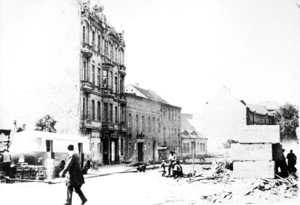 Um 1968: Abriss der Stadtsäle in der Roßstraße. Weiter links, Ecke Bismarckstraße, wohnte Dr. Gustav Moritz