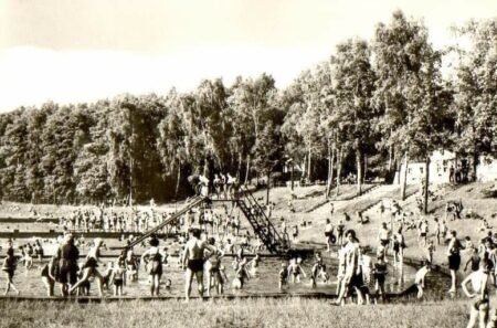 Das Freibad war schon von Beginn an ein beliebtes Ausflugsziel. Diese Aufnahme stammt vermutlich aus den 1950er Jahren. 