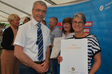 Hörgeräteakustikermeisterin Sylke Kossack  erhält ihren Silbernen Meisterbrief mit herzlichen Glückwünschen von HWK-Vorstandsmitglied Thomas Audien. 