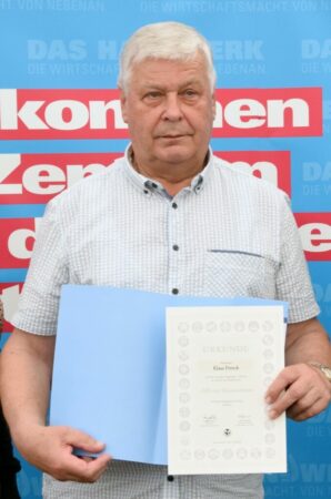 Mit dem Ehrenzeichen in Silber wurde Malermeister Klaus Petrick aus Groß Schacksdorf für sein ehrenamtliches Engagement geehrt. 