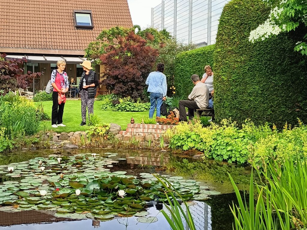 Zahlreiche Besucher bei Familie Lege in der Cottbuser Zahsower Straße.