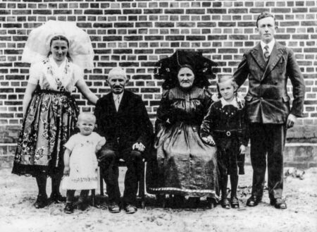 Drei Generationen einer Familie, ca. 1934, Drehnow. 