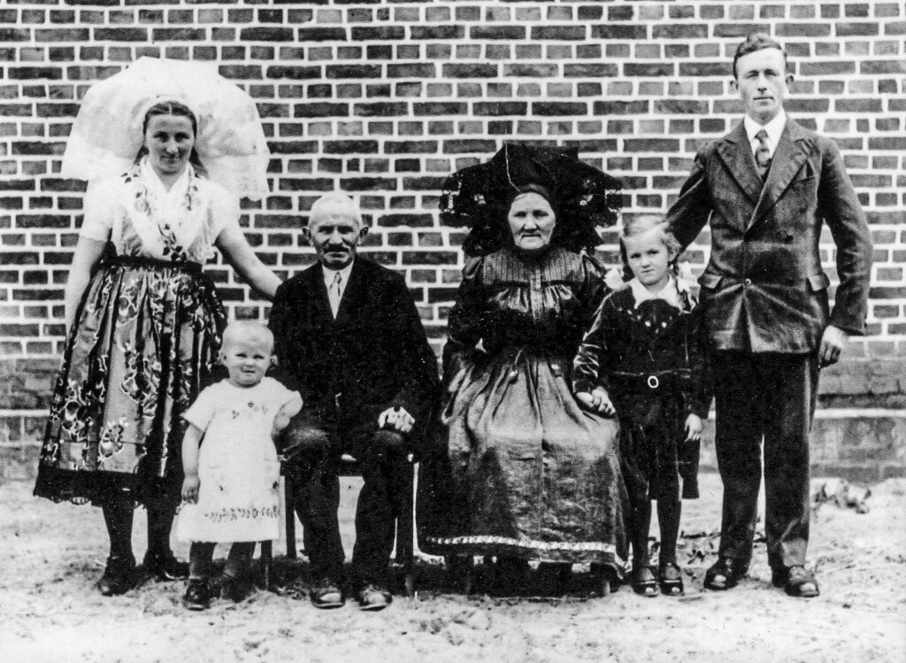 Drei Generationen einer Familie, ca. 1934, Drehnow.