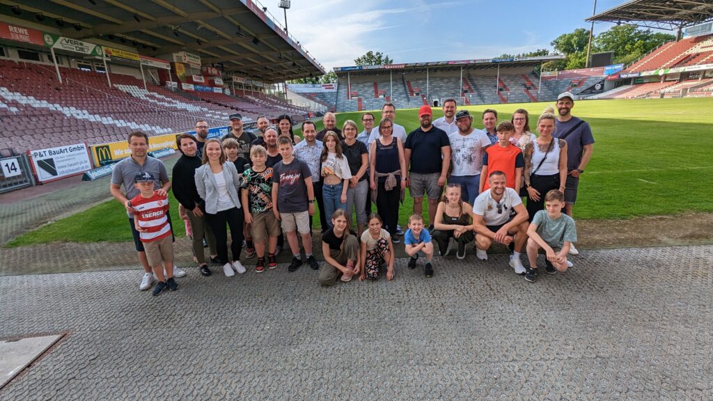 Stadionbesuch der Handwerks- und Wirtschaftsjunioren: Eine spannende und erlebnisreiche Tour durch das Stadion der Freundschaft sowie das Energie-Museum erlebten die Handwerksjunioren Cottbus /Südbrandenburg und die Wirtschaftsjunioren am Mittwoch. Dabei gab René Stiller vom FCE die ein oder andere Anekdote aus dem Vereinsumfeld preis, unterhielt mit vielen Hintergrundinformationen und ermöglichte einen Blick hinter die „Stadion-Kulissen“. Die Handwerksjunioren sind ein Zusammenschluss von jungen Handwerkern mit dem Ziel des Netzwerkens. Gemeinsam fiebern sie jetzt für den FCE an diesem Samstag, 12.15 Uhr, gegen den FSV Luckenwalde im Landespokal.