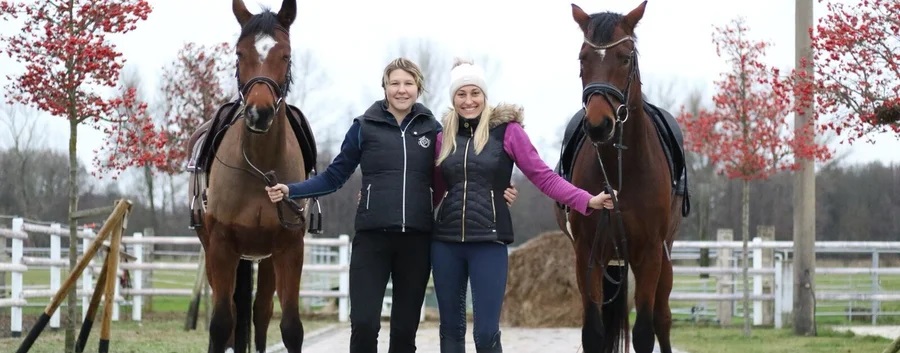 Carolin Sikora (l.) und Christin Sikora (r.) laden am 9. Juli zum Sommerfest in den Reitstall Kolkwitz (Ströbitzer Straße 29) ein.