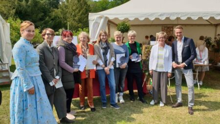 Große Freude am Ende des Blumensteck-Wettbewerbes bei allen Beteiligten und Geehrten (v.l.n.r.): Moderatorin Anne Schierack, Bürgermeisterin Marietta Tzschoppe, Doreen Kosel (2. Preis), Gräfin Elke von Pückler als Schirmherrin, Doreen Goethe für das veranstaltende Unternehmen pool production, Christiane Lehmann (1.Preis), Martina Schulz (3.Preis und Kreativpreis), Organisatorin Waltraud Ullrich vom Verein Fürst Pückler in Branitz und Stiftungsdirektor Dr. Stefan Körner.