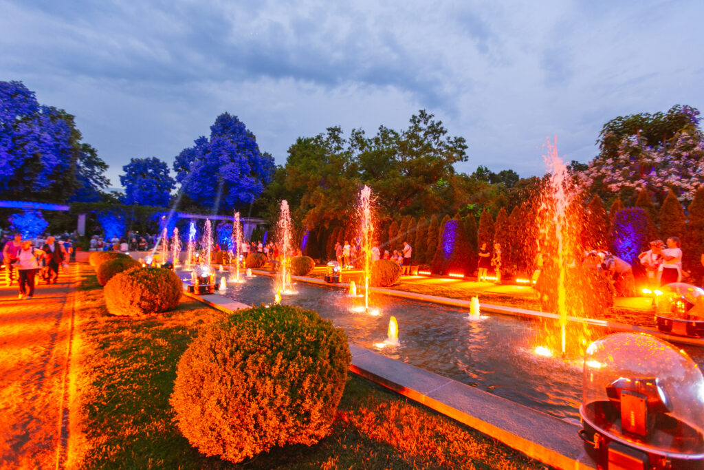 Ein absolutes Highlight der Rosengartenfesttage ist auch in diesem Jahr die stimmungshafte Illuminationen, die den Rosengarten in einen Romantikpark verwandelt. Diese nächtliche Szenerie wird in der Samstagnacht durch 1.000fachen Kerzenschein bereichert.