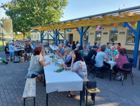 Im Jahr 1293 erstmals urkundlich erwähnt, feiert der Gubener Ortsteil Groß Breesen am nächsten Wochenende ihr 730-jähriges Jubiläum. Jährlich veranstalten die Groß Breesener zahlreiche Feste. Zur Tradition zählen so z.B. die Fastnacht im Januar (siehe oben) der Meilenlauf im Februar, das Girlandeflechten und Maibaumstellen, der  Sommernachtsball (siehe links) und die Fahrradtour im August/September. 