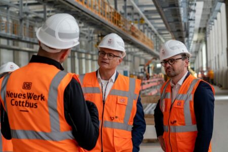 Teilprojektleiter Lars Hoffmann fuehrt durch die Baustelle