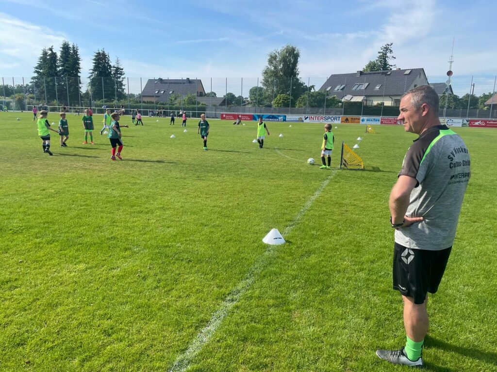 Nachwuchsleiter David Bartsch (r.) und sein 25-köpfiges Trainerteam blicken stolz auf die jungen Wacker-Fußballer. Am nächsten Wochenende können Zuschauer viele Mannschaften zum Saisonabschluss spielen sehen.