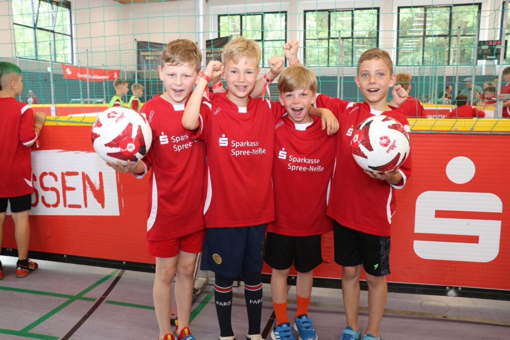 Glückliche Gesichter bei der fünften „Sparkassen Fairplay Soccer Tour“ im Kolkwitz-Center. Neben Sport und Spaß stand auch der Fairplay-Gedanke im Fokus