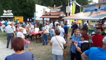 Der Schaustellerpark und leckere Fischspezialitäten, aber auch Bratwurst, Pommes und Co. runden das Peitzer Fischerdesr vom 4. bis 7. August ab Foto: F. Kuhr