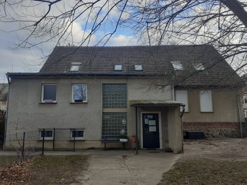 Das vor 1900 erbaute Gebäude, in dem sich die Kita Archimedes Kinderhaus Noßdorf befindet, wird dank LEADER-Mitteln ab Mitte August 2023 saniert.