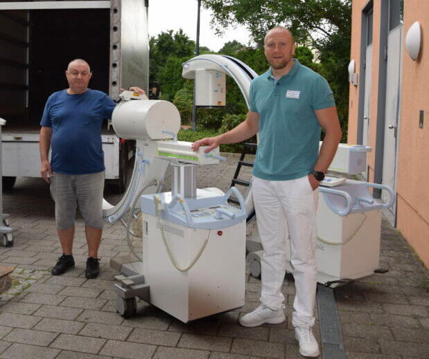 Oberarzt Ruslan Netedu (rechts), hier mit dem Fahrer Victor Butucel, stellte den Kontakt nach Moldawien her. Foto: Naëmi-Wilke-Stift