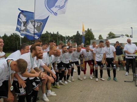 Die Wacker-Frauen (o.) und die Männer II. Männermannschaft aus Krieschow (u.)