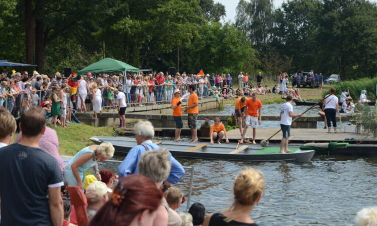Zum Peitzer Fischerfest vom 4. bis 8. August gehört auch wieder das Fischerstechen - das große Gaudi am Teufelsteich. Im Volkspark und auf der Fischerfestwiese findet an dem Wochenende ein großes Volksfest mit buntem Marktreiben, einem großen Schaustellerpark und Bühnenprogramm für Groß und Klein statt.